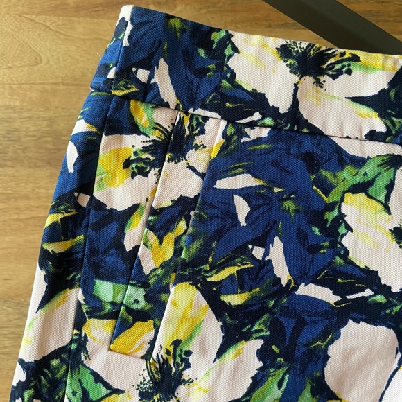 J Crew floral side-zip shorts. Size 2 - Picture 3 of 12